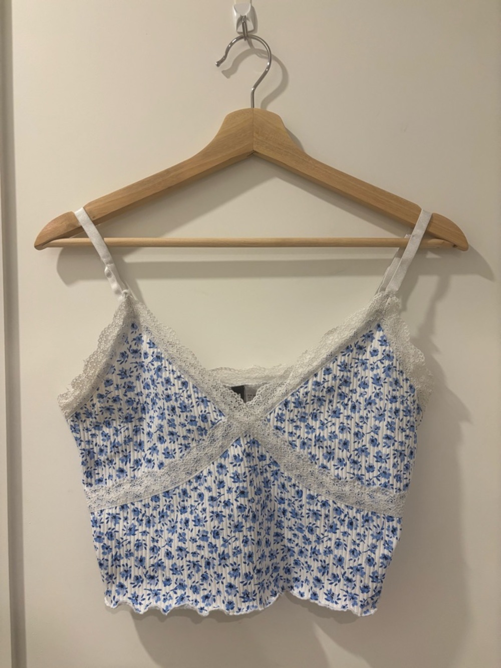 H&M White and Blue Floral Lace-Trim Crop Top